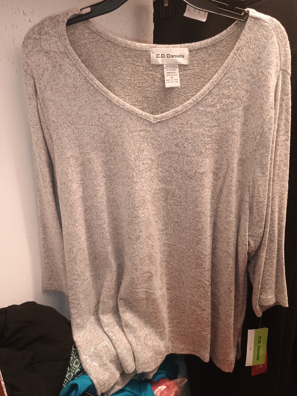 C.D. Daniels Women's V-Neck Long Sleeve Top — Heather Gray